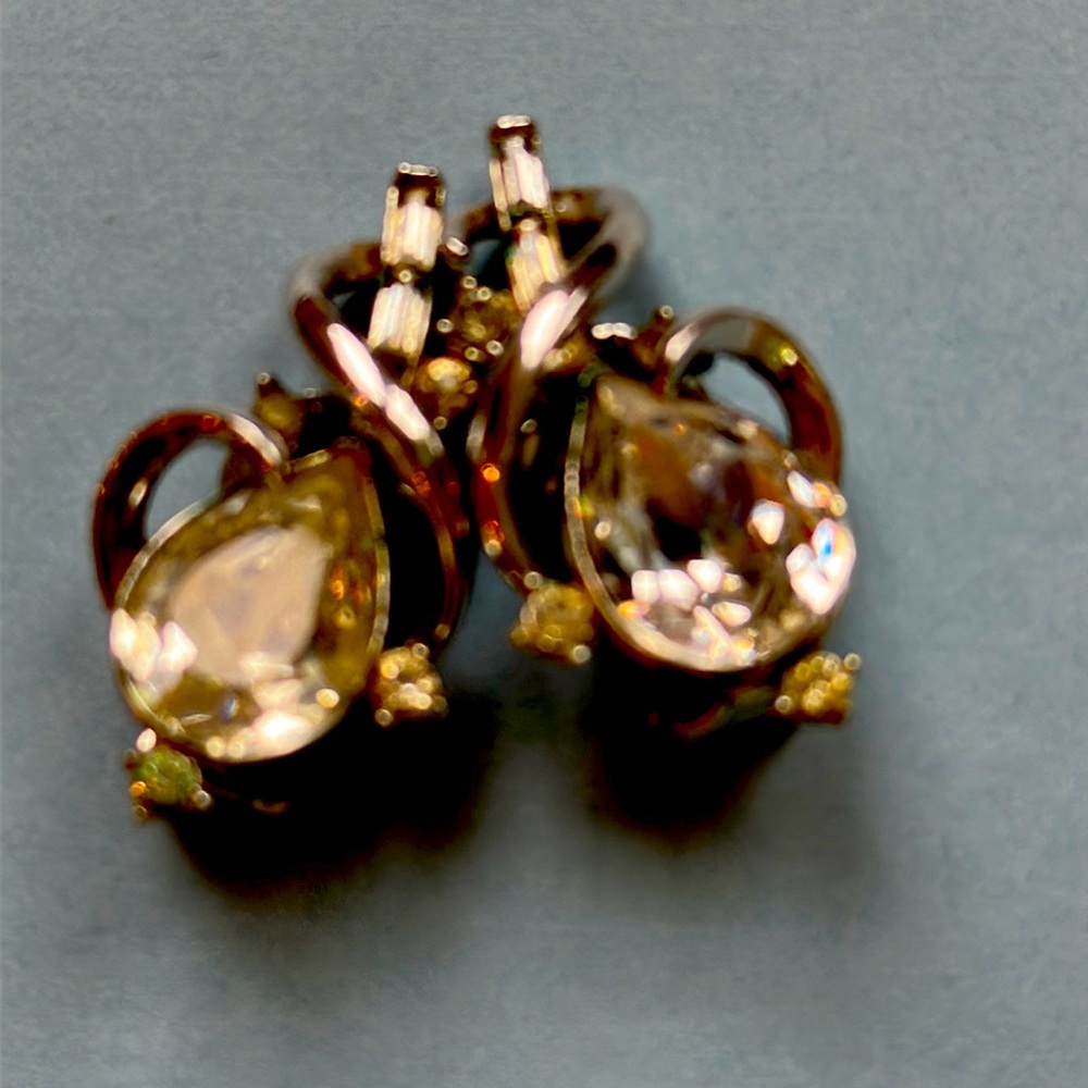 Trifari vintage clip on earrings